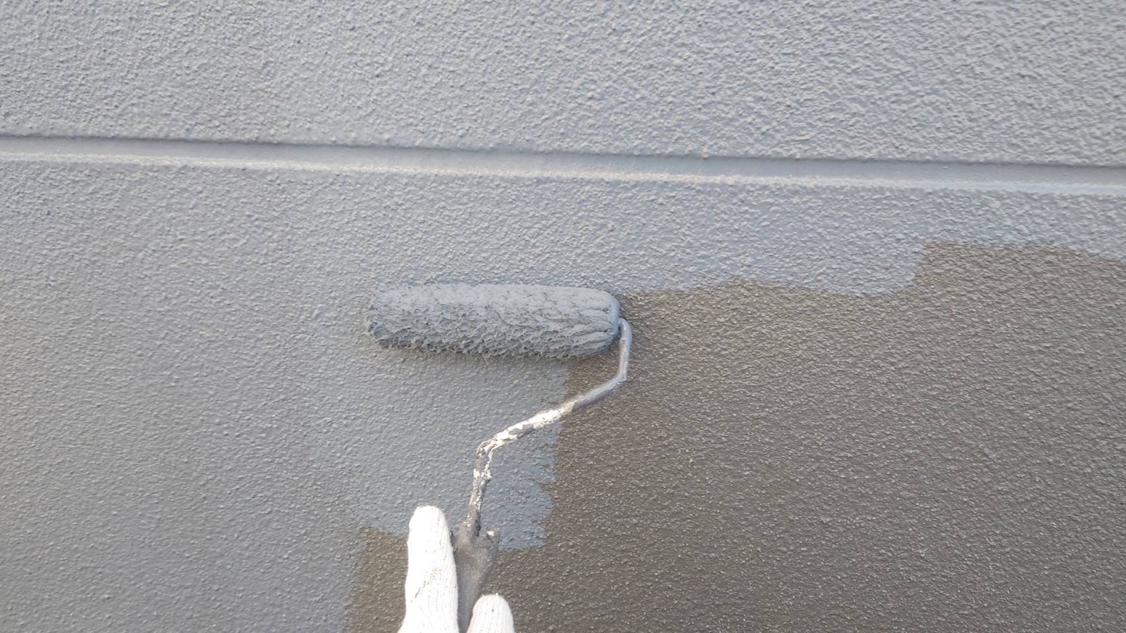 外壁塗装の上塗り作業