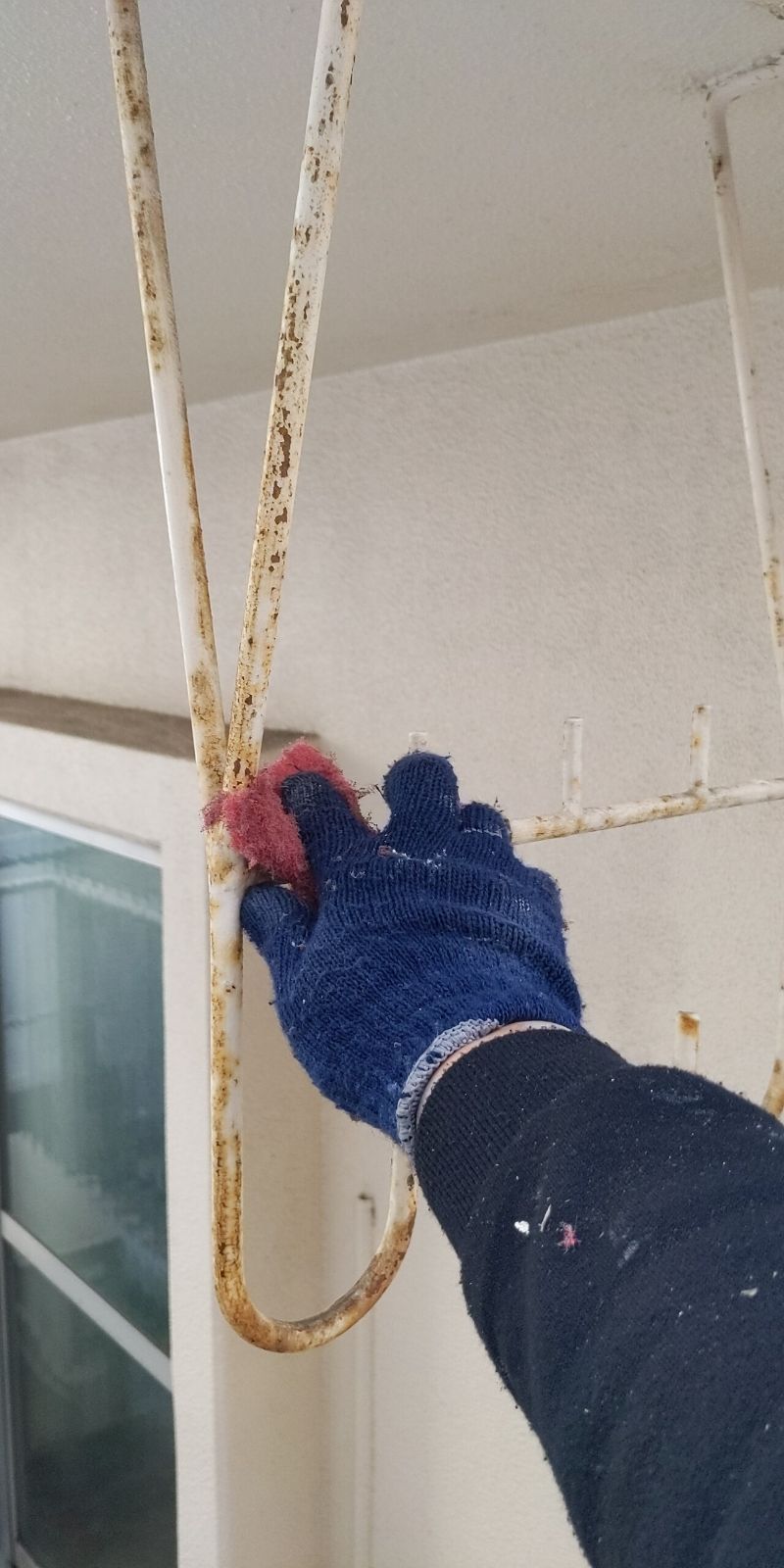 付帯部塗装（物干し金物：下地処理）