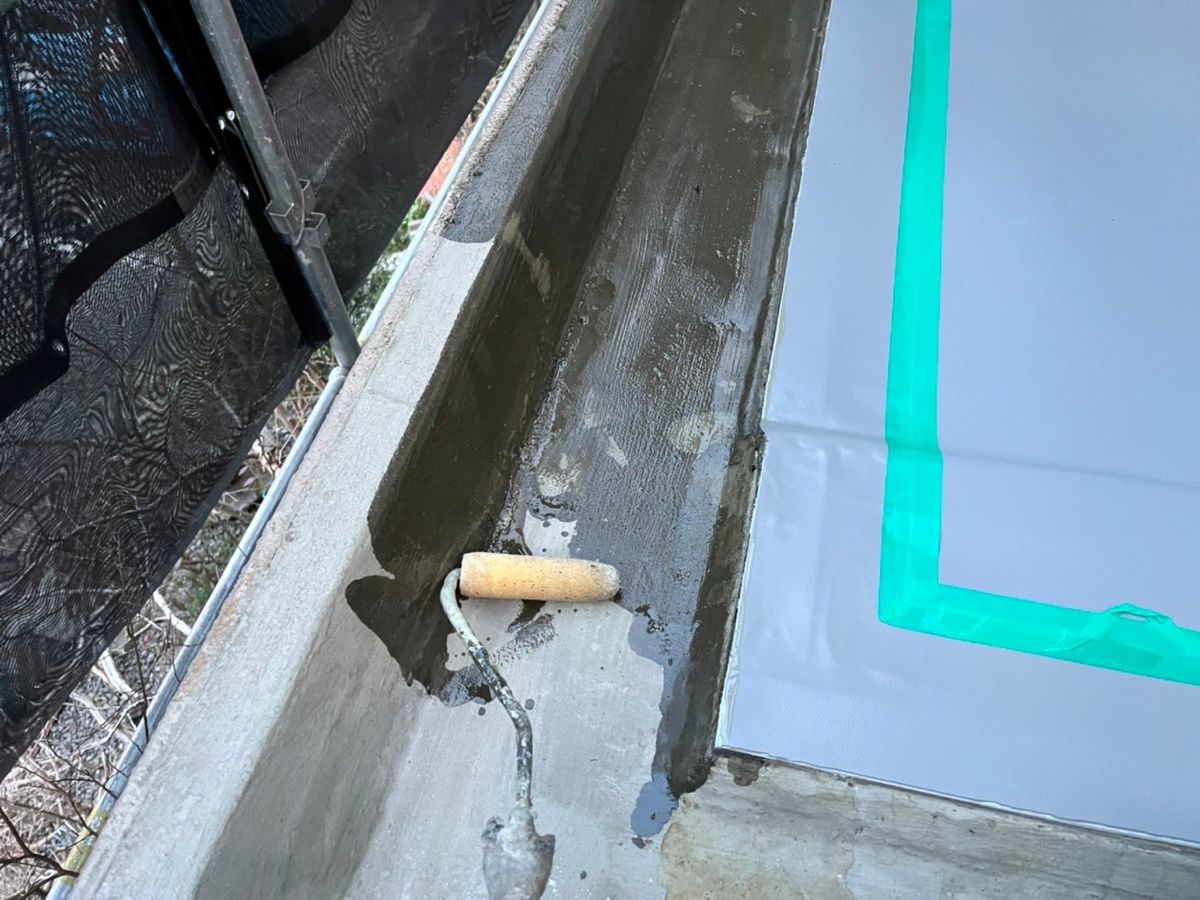 玄関屋根（立上り下塗り）