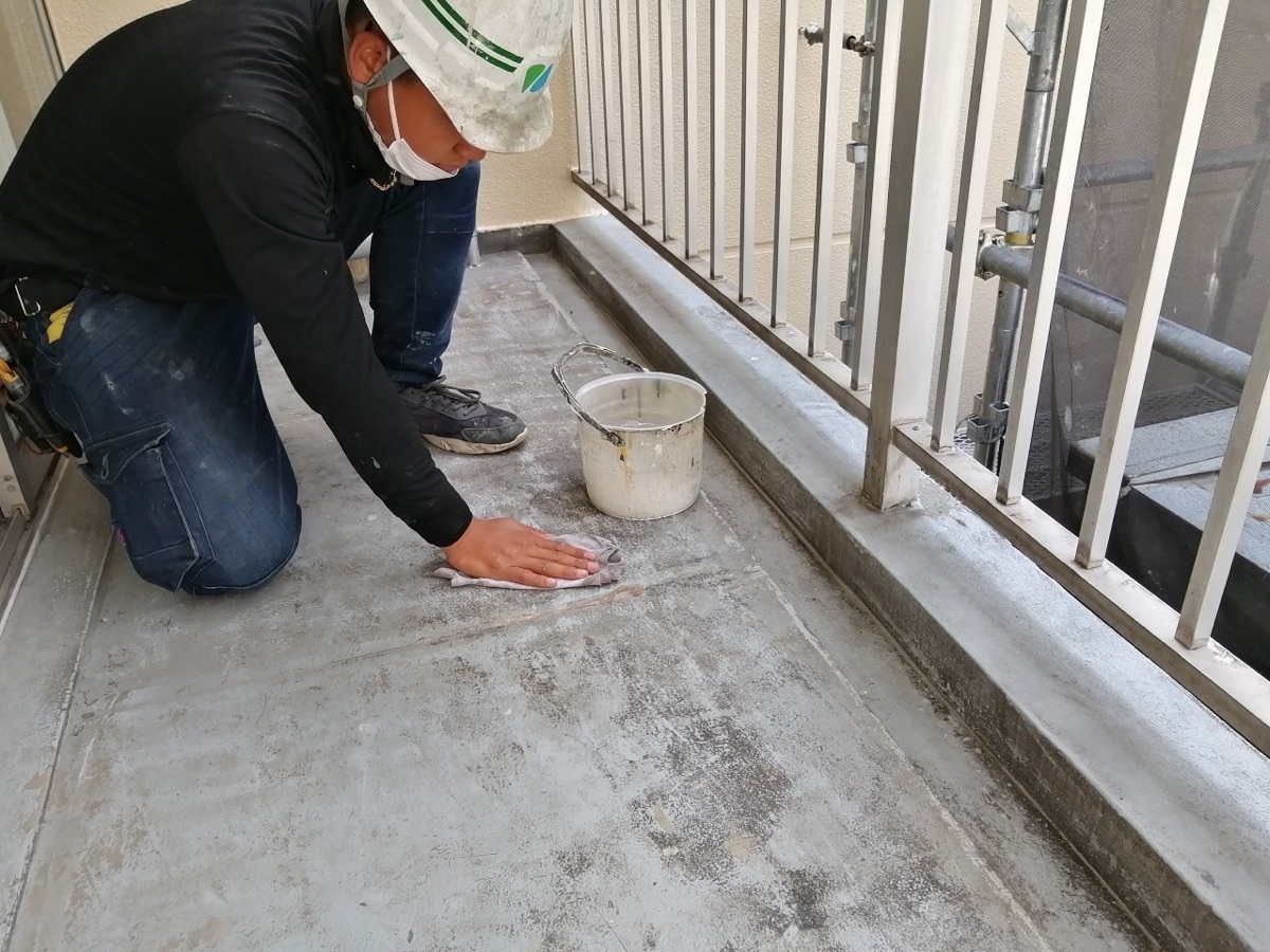 ベランダ防水工事（溶剤拭き）