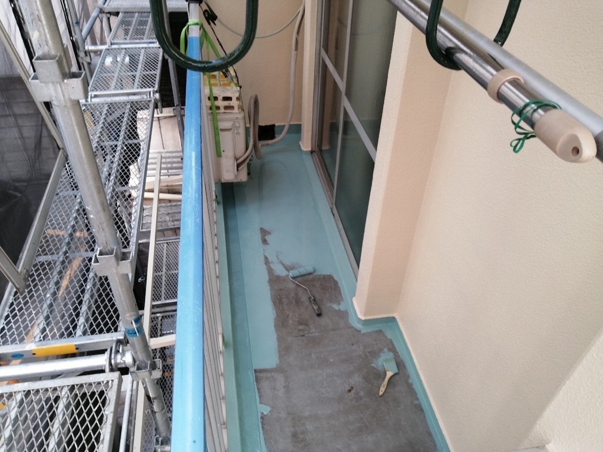 ベランダ防水工事（中塗り１回目：ウレタン塗布）