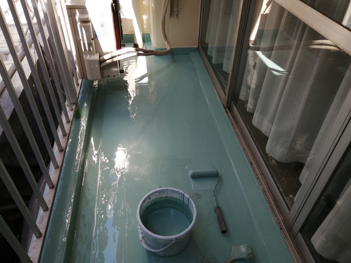 ベランダ防水工事（中塗り２回目：ウレタン塗布）