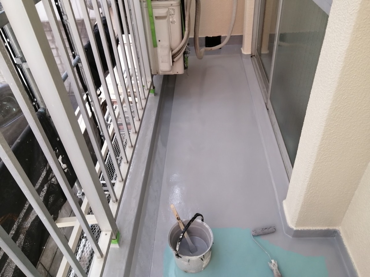 ベランダ防水工事（上塗り：トップコート塗布）