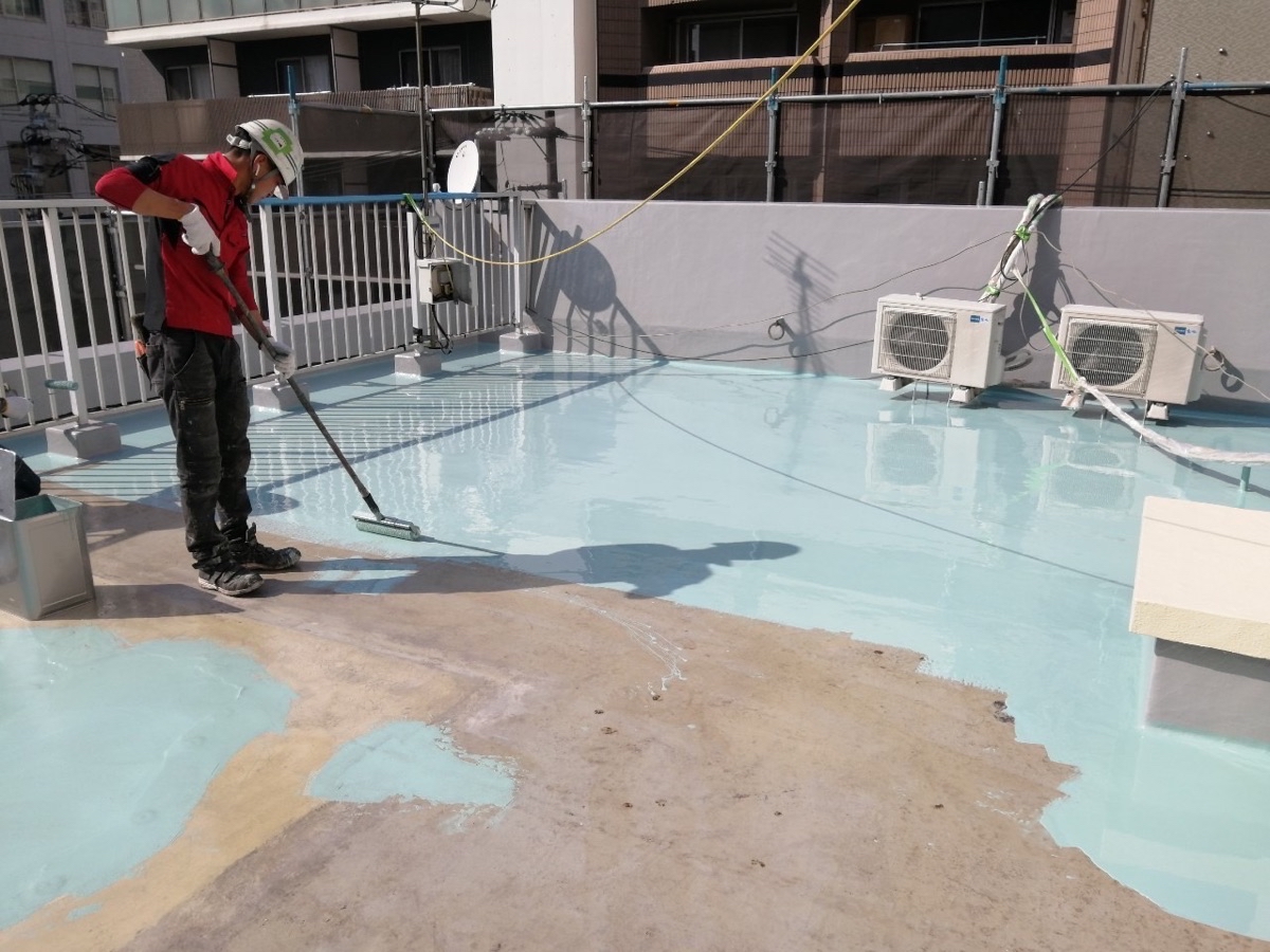 屋上防水（平場：ウレタン塗布中塗り１回目）