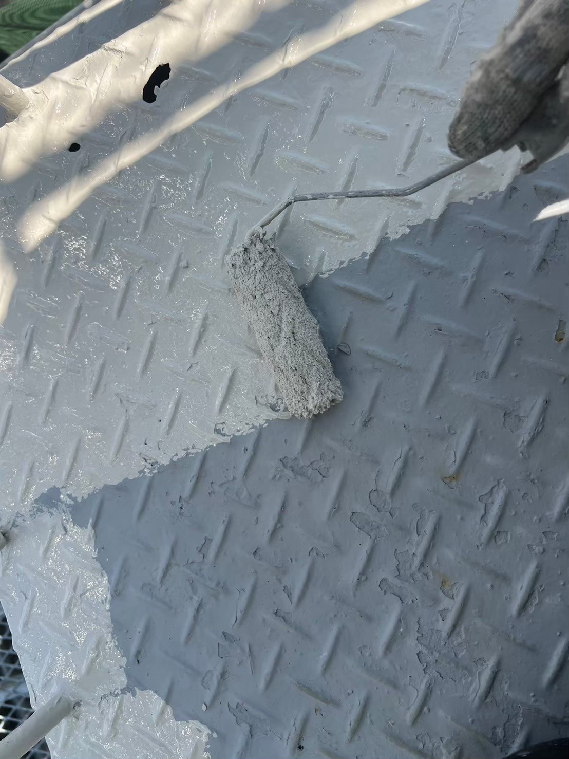 鉄部塗装（屋上階段：中塗り）