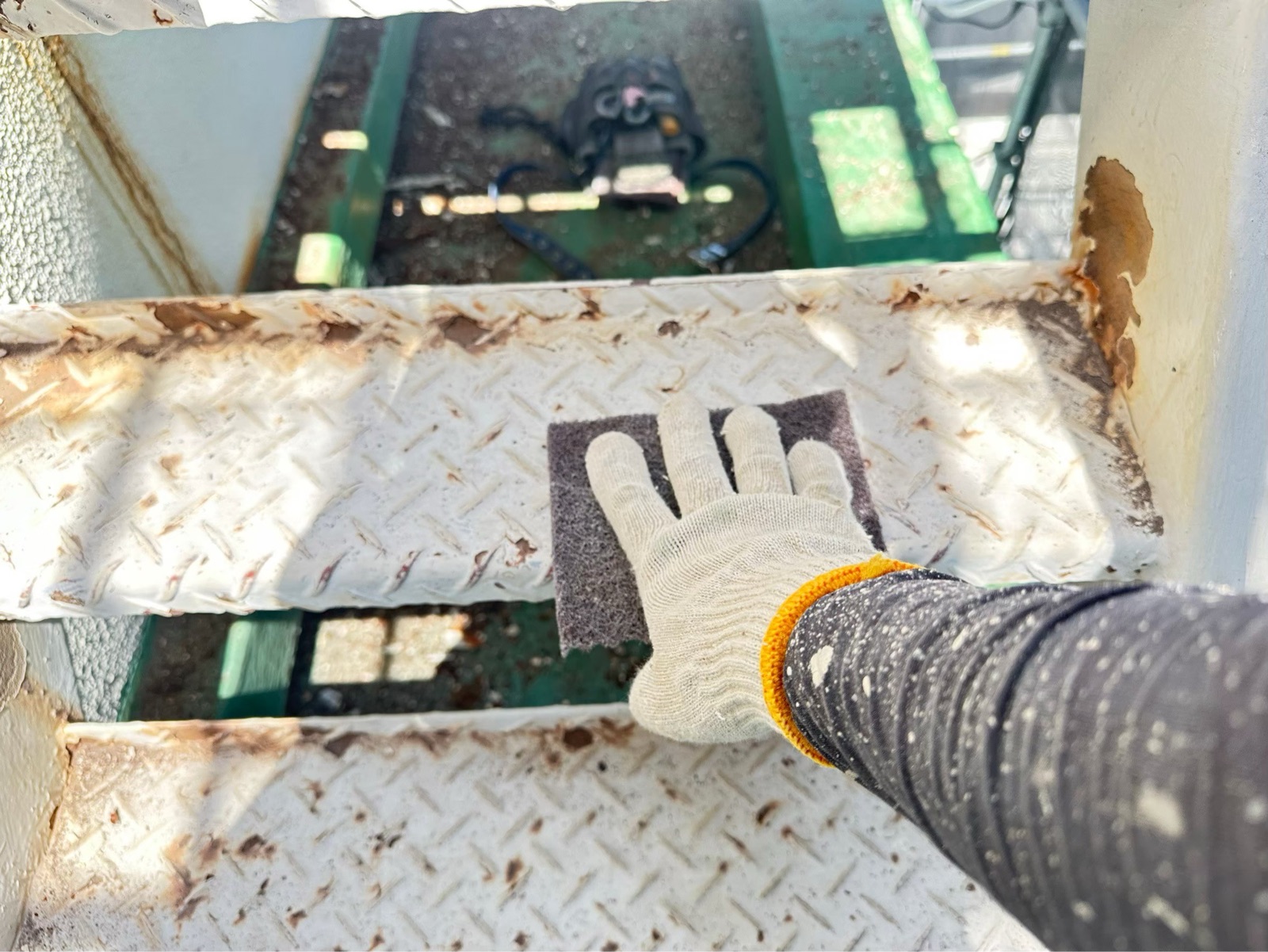 鉄部塗装（屋上階段：ケレン）