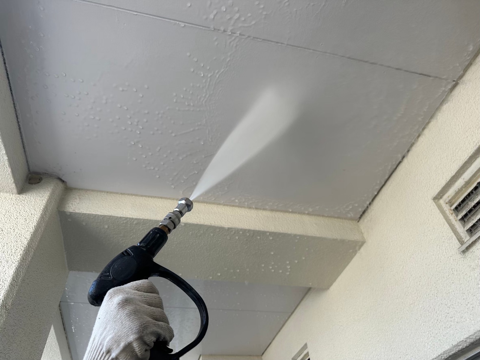 軒天塗装（高圧洗浄）