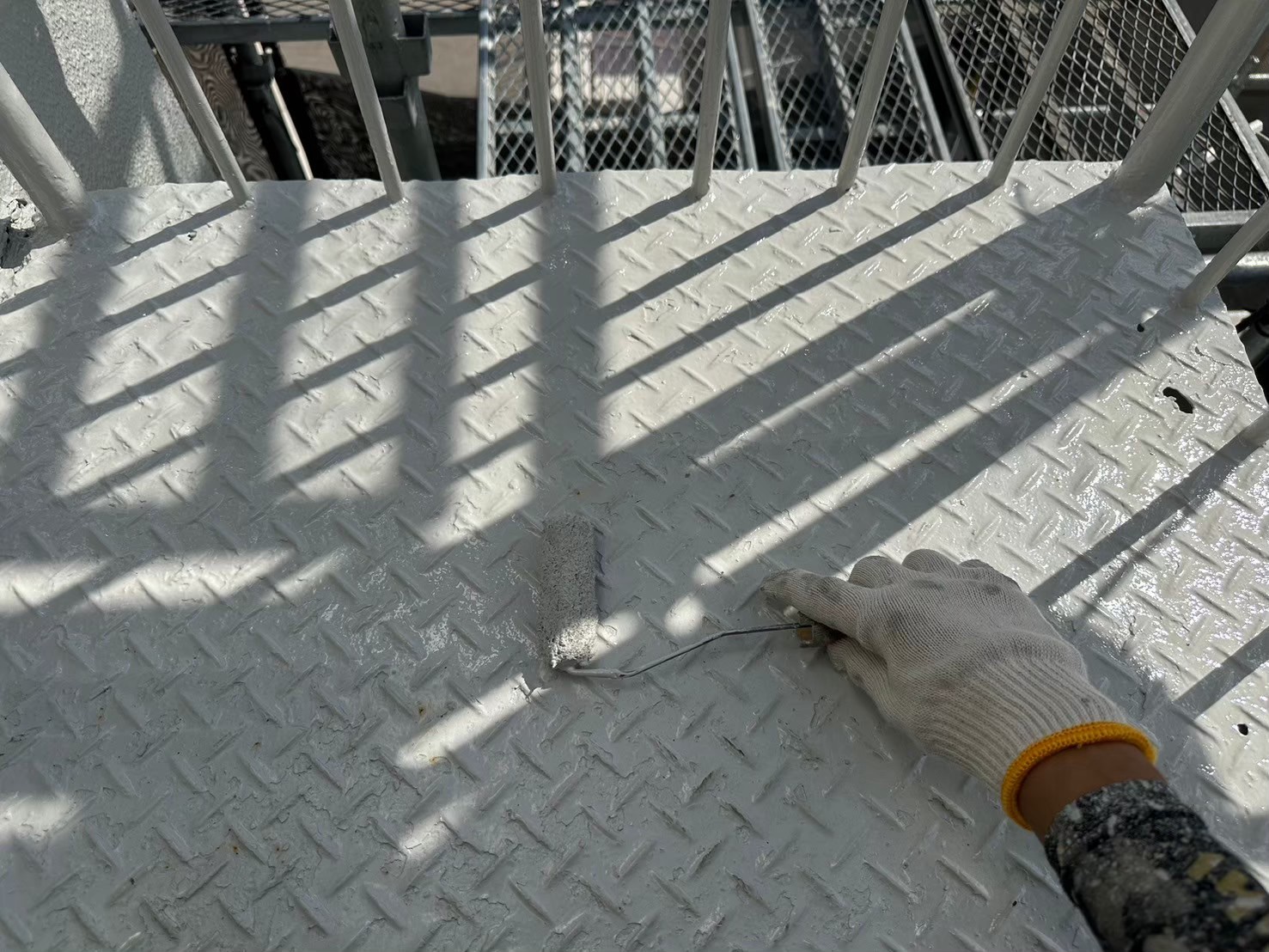 鉄部塗装（屋上階段：上塗り）