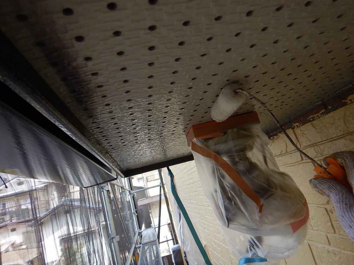 軒天塗装（下塗り）