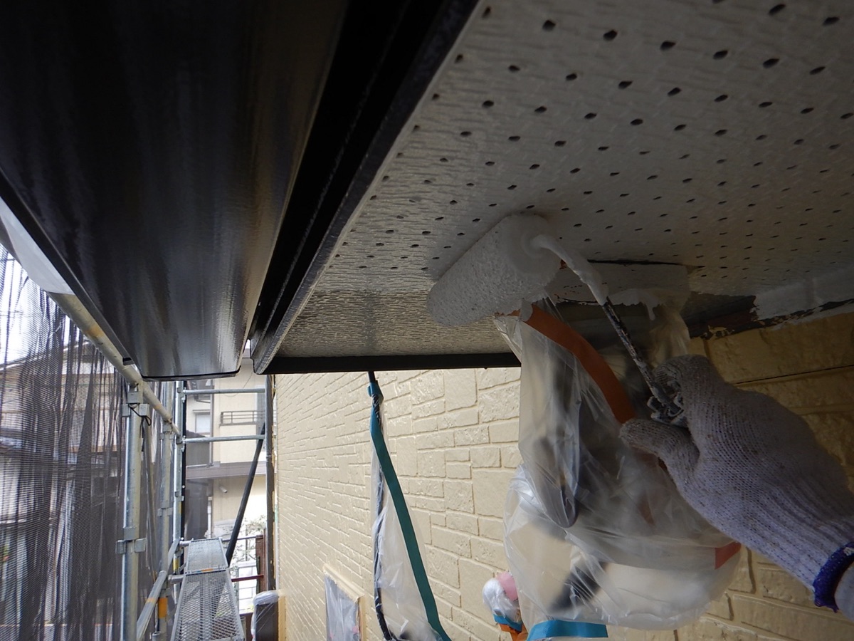 軒天塗装（中塗り）