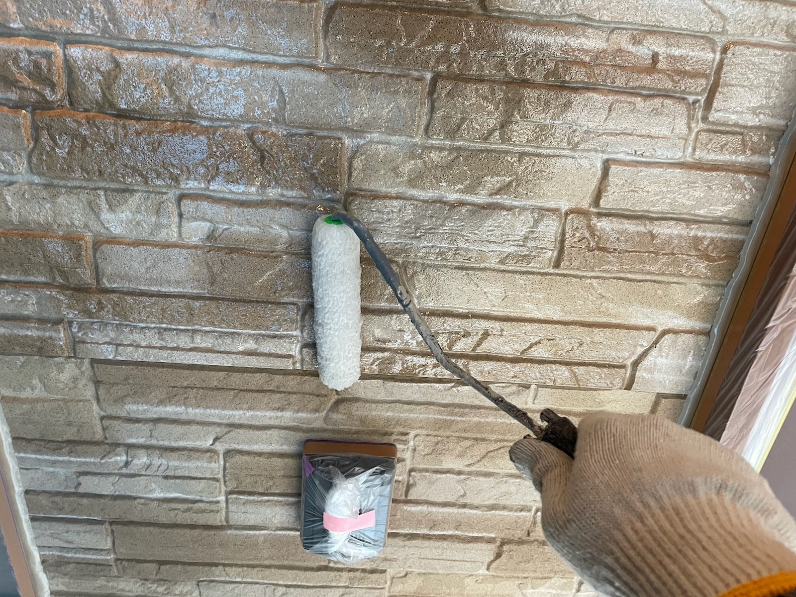 外壁塗装（玄関意匠サイディング：下塗り）