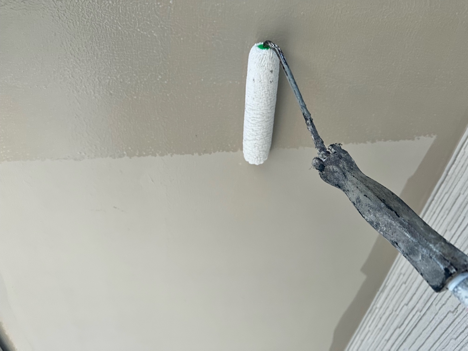 軒天塗装（下塗り）