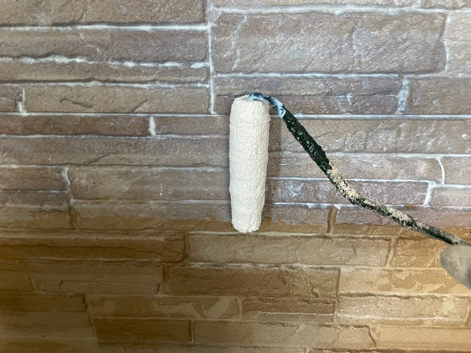 外壁塗装（玄関意匠サイディング：上塗り）