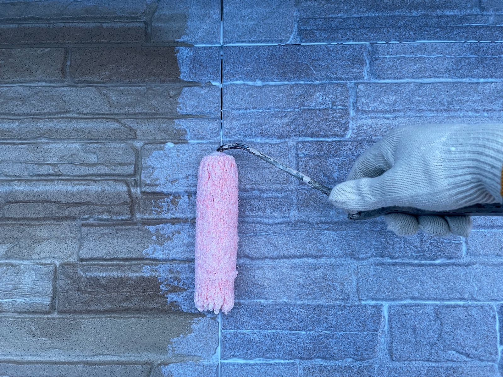 外壁塗装（玄関意匠サイディング：中塗り）