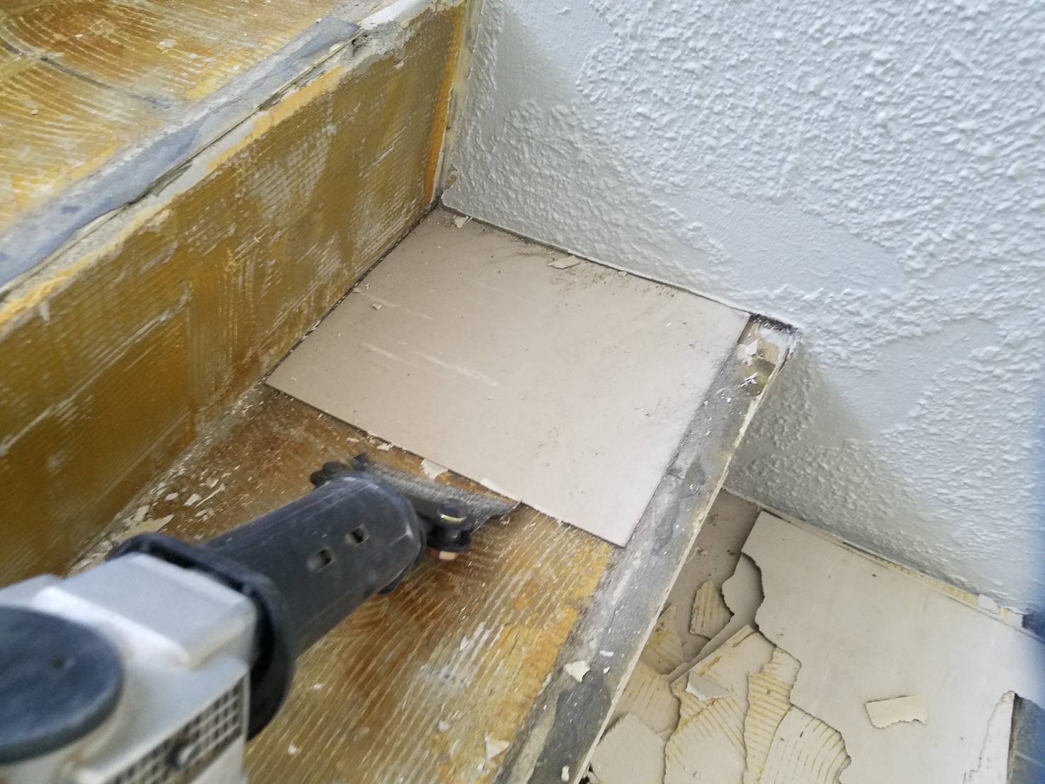 階段（タイル撤去）