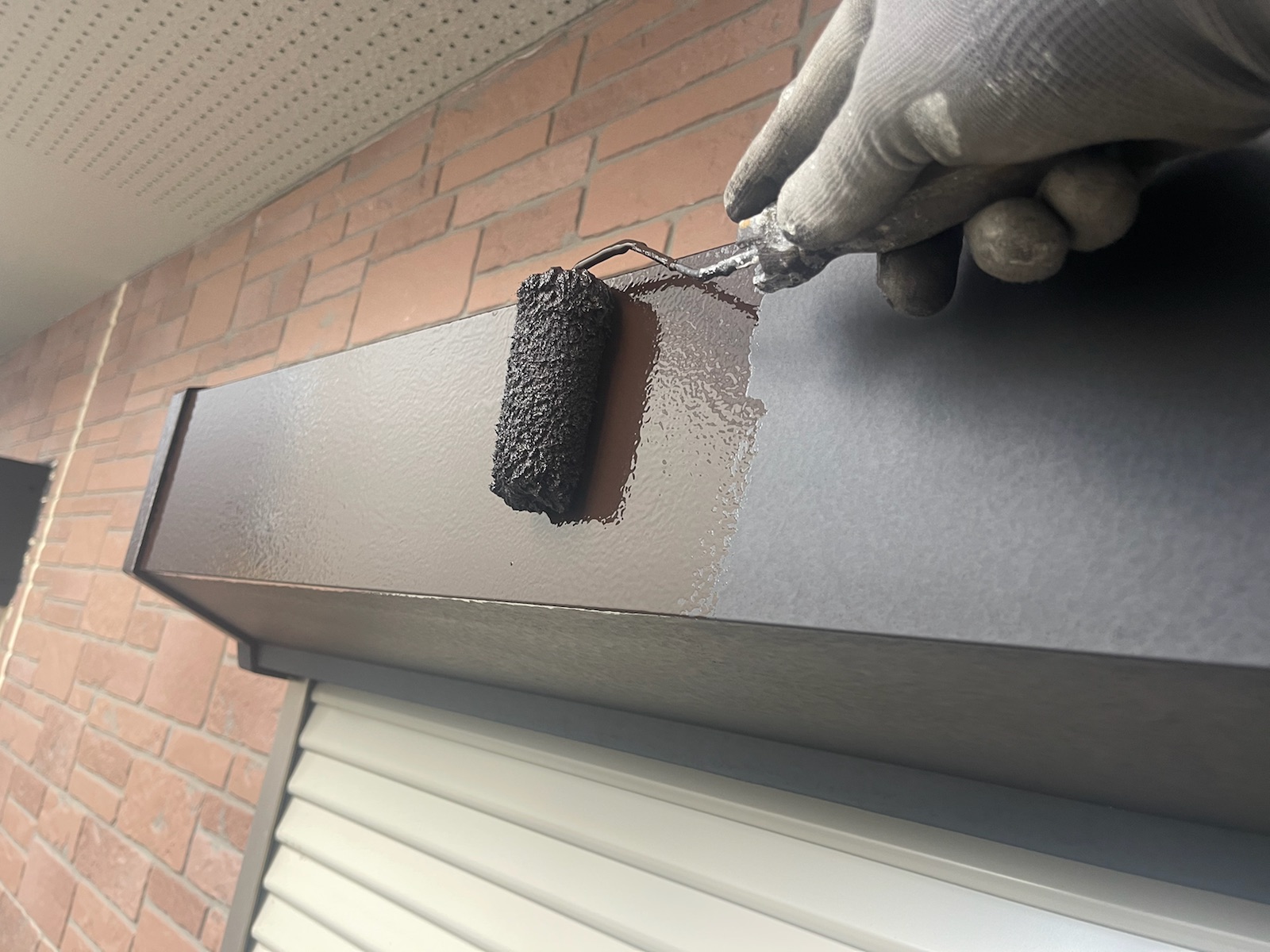 鉄部塗装（シャッターボックス：中塗り）