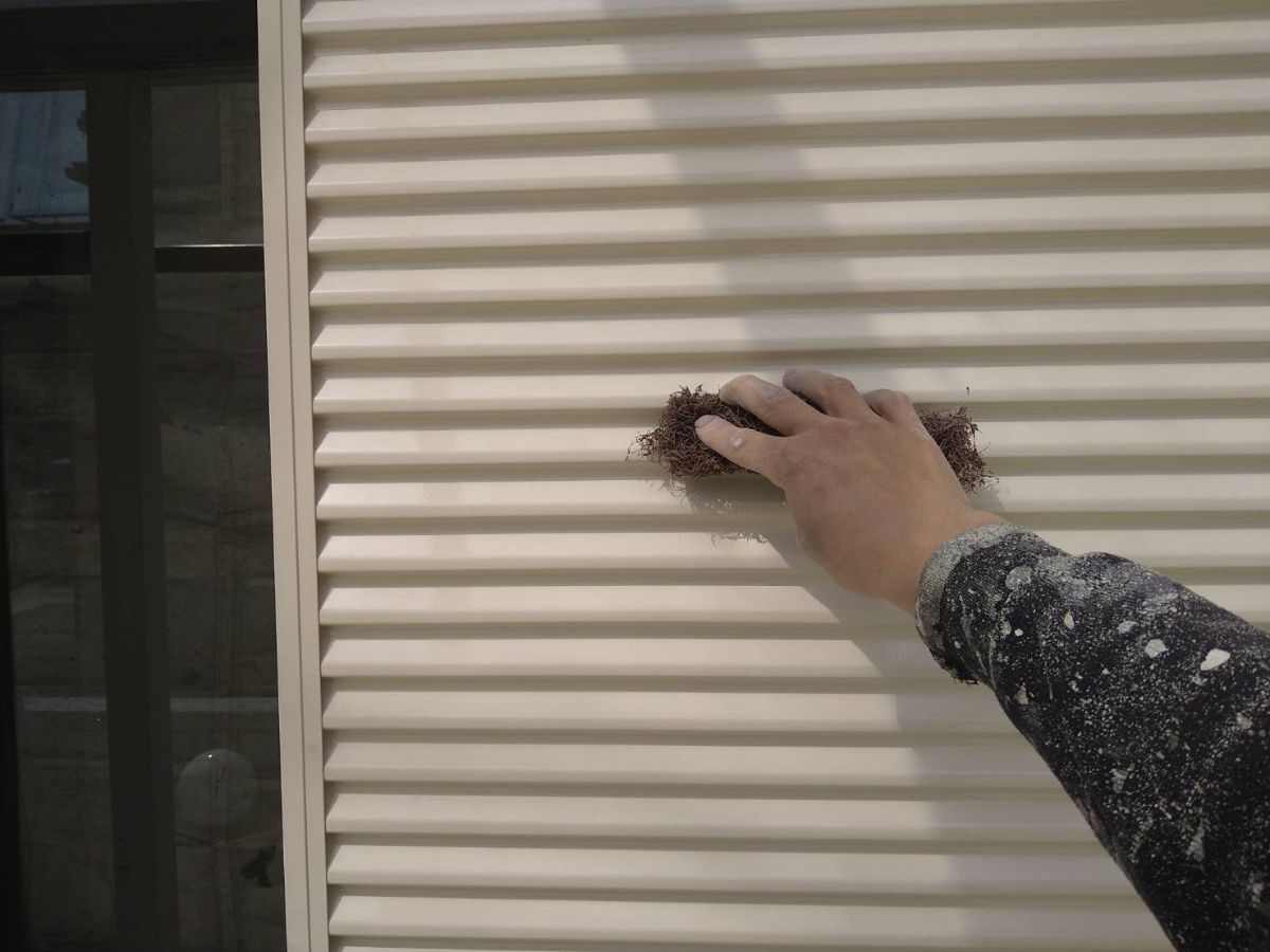 鉄部塗装（雨戸：ケレン）