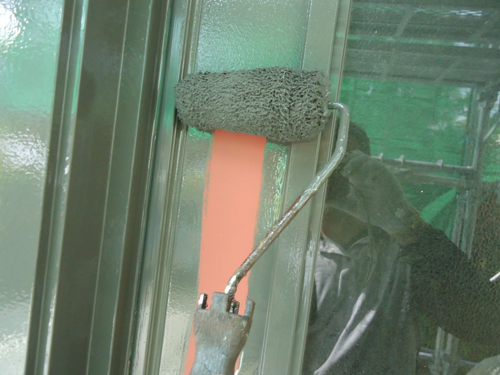 付帯部塗装（玄関：中塗り）