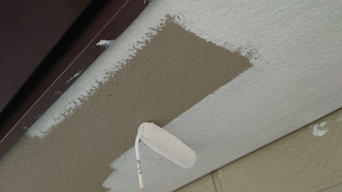 軒天塗装（下塗り）