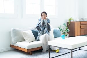 寒がる女性