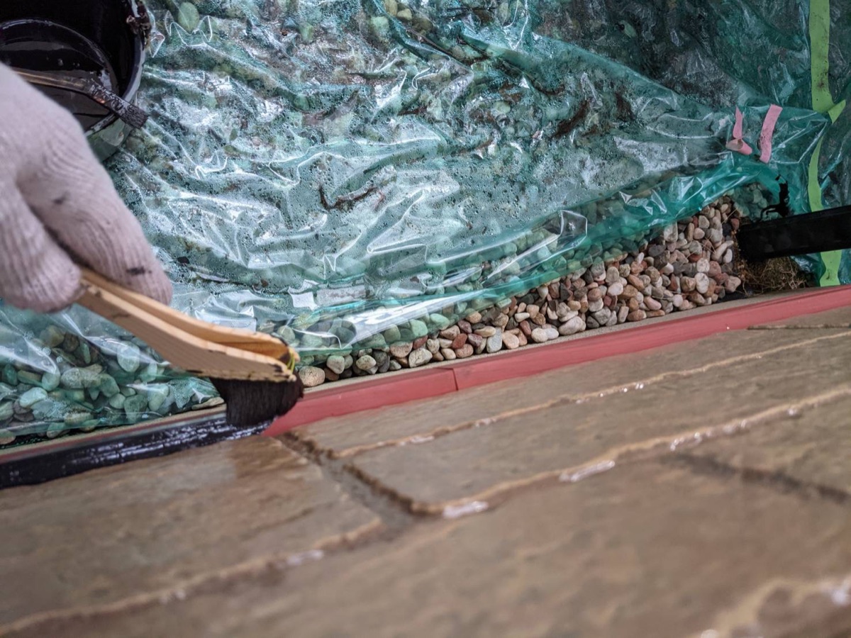 付帯部塗装（水切り：中塗り）