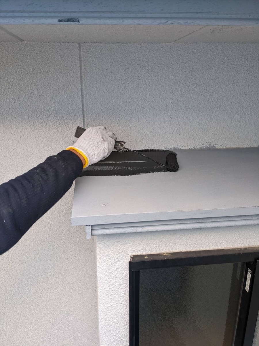 付帯部塗装（庇：中塗り）