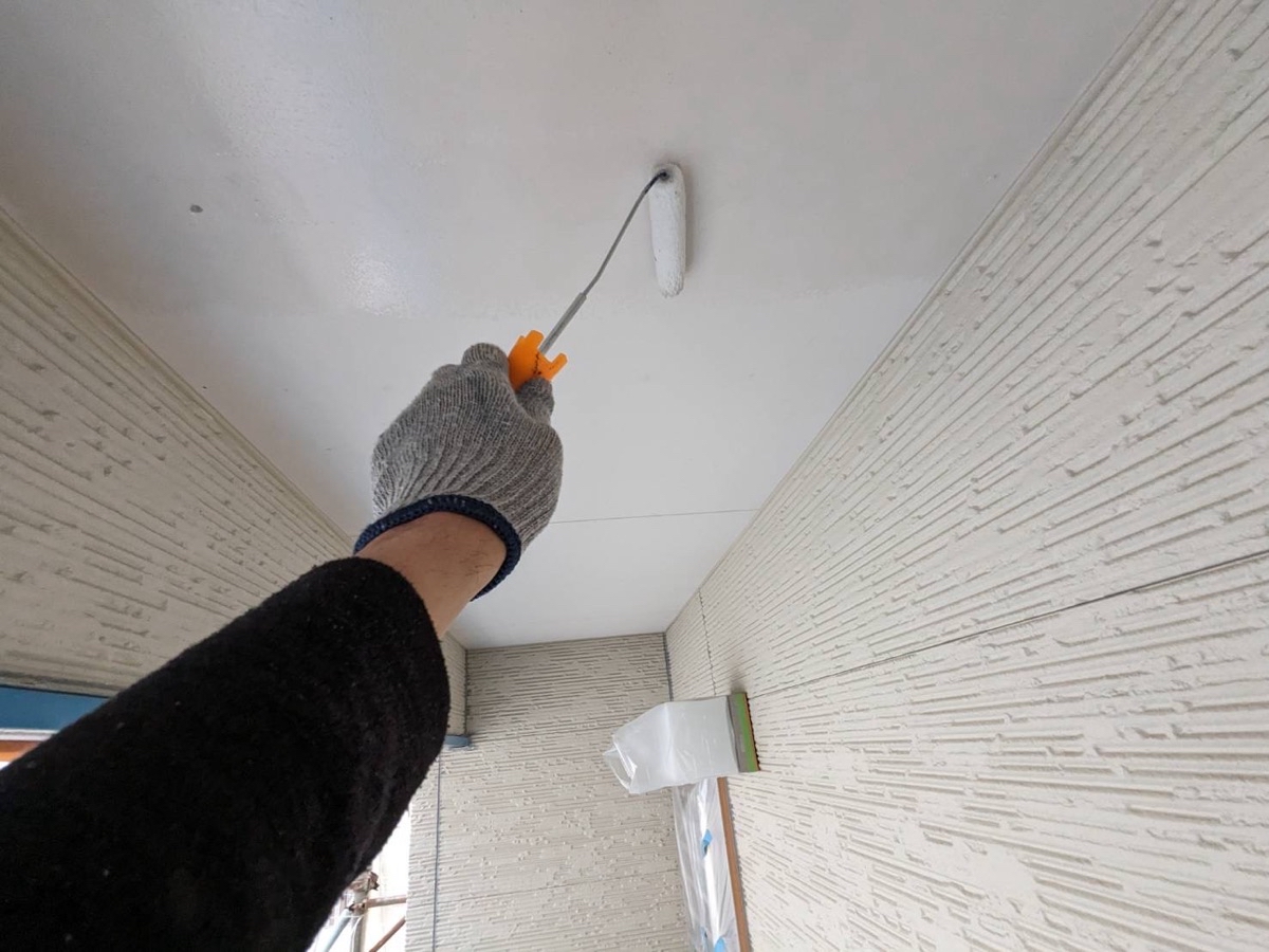 軒天塗装（下塗り）