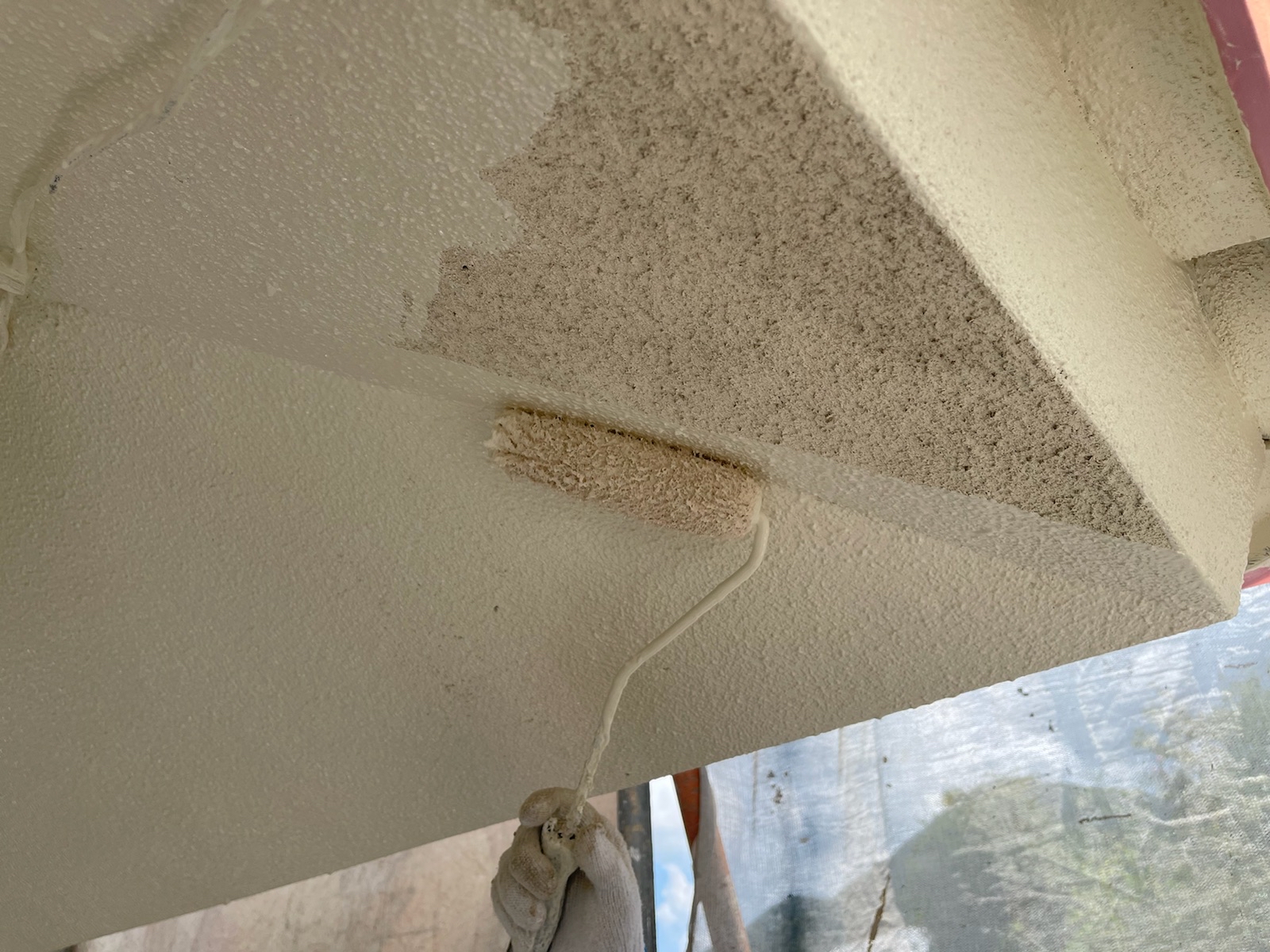 軒天塗装（中塗り）