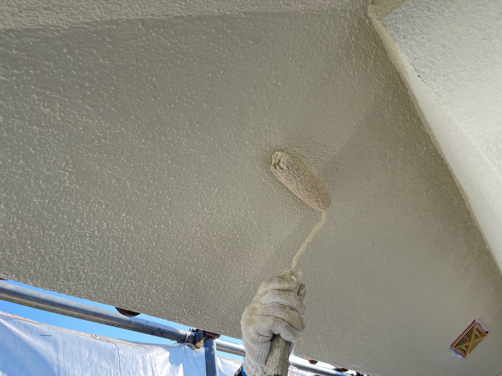 軒天塗装（上塗り）