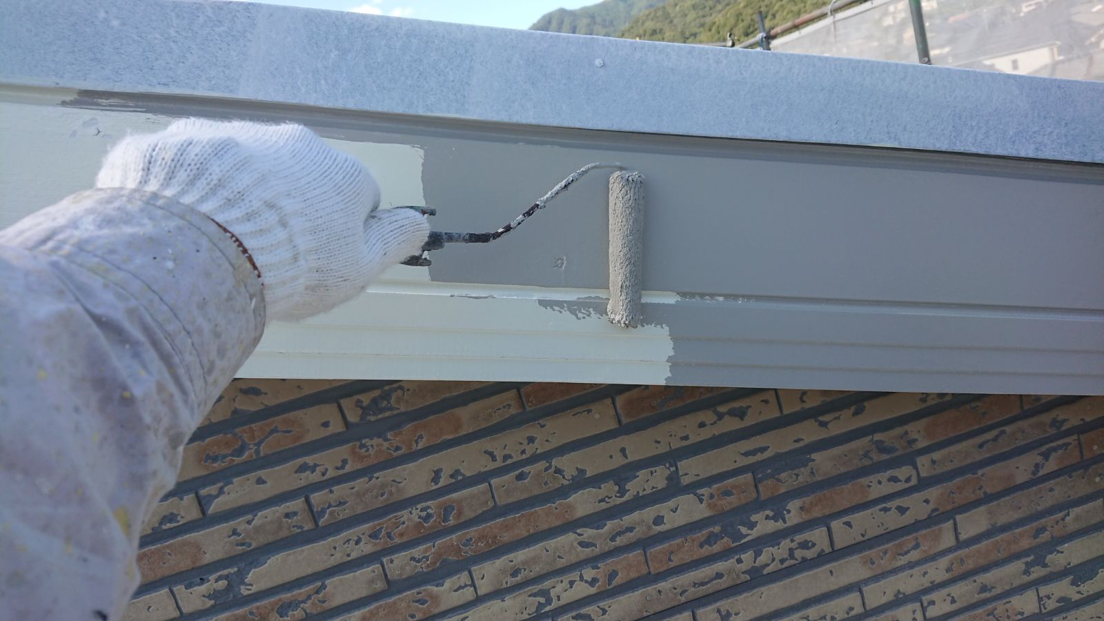 付帯部塗装（破風：中塗り）